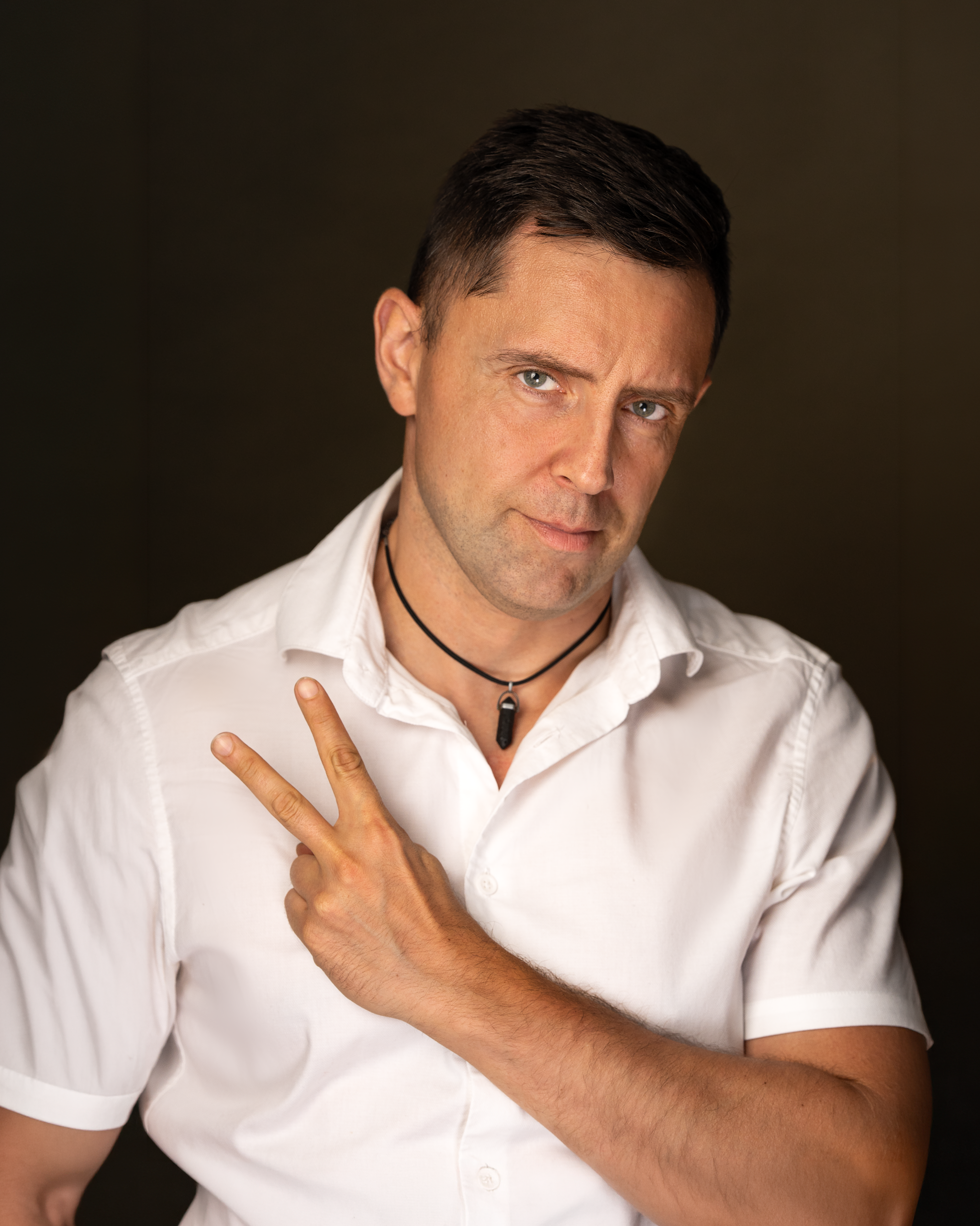 Daniel Borak — fotograf, portret w białej koszuli