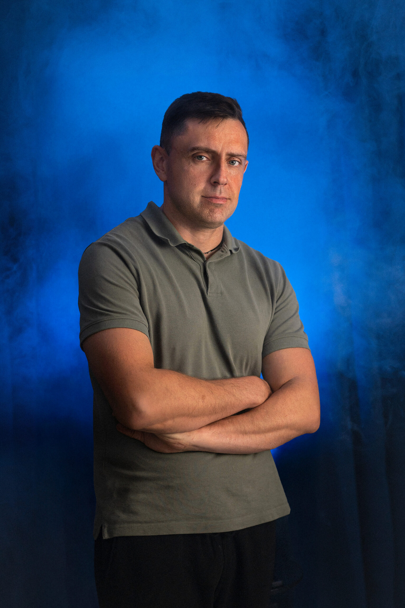 Daniel Borak — portret na niebieskim tle